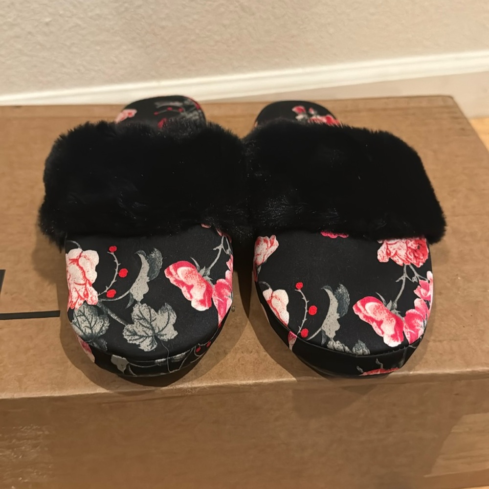 Women’s Victoria Secret Signature Satin Fur Trim Slippers, Size S, New